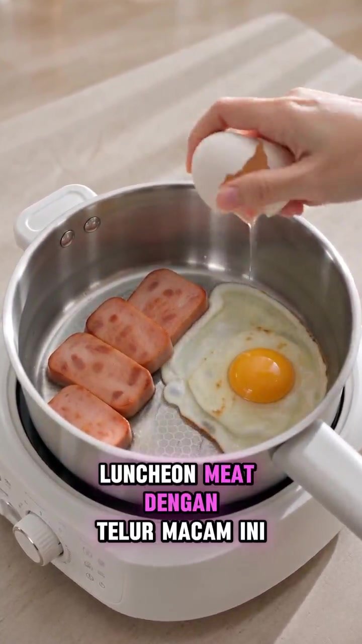 Luncheon meat and egg cooking sequence